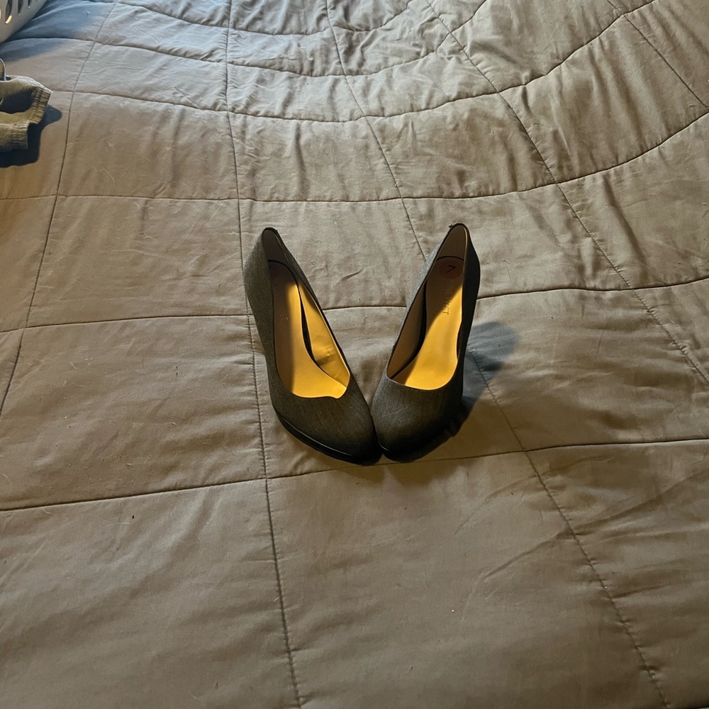 Nearly new black linen Nine West heels